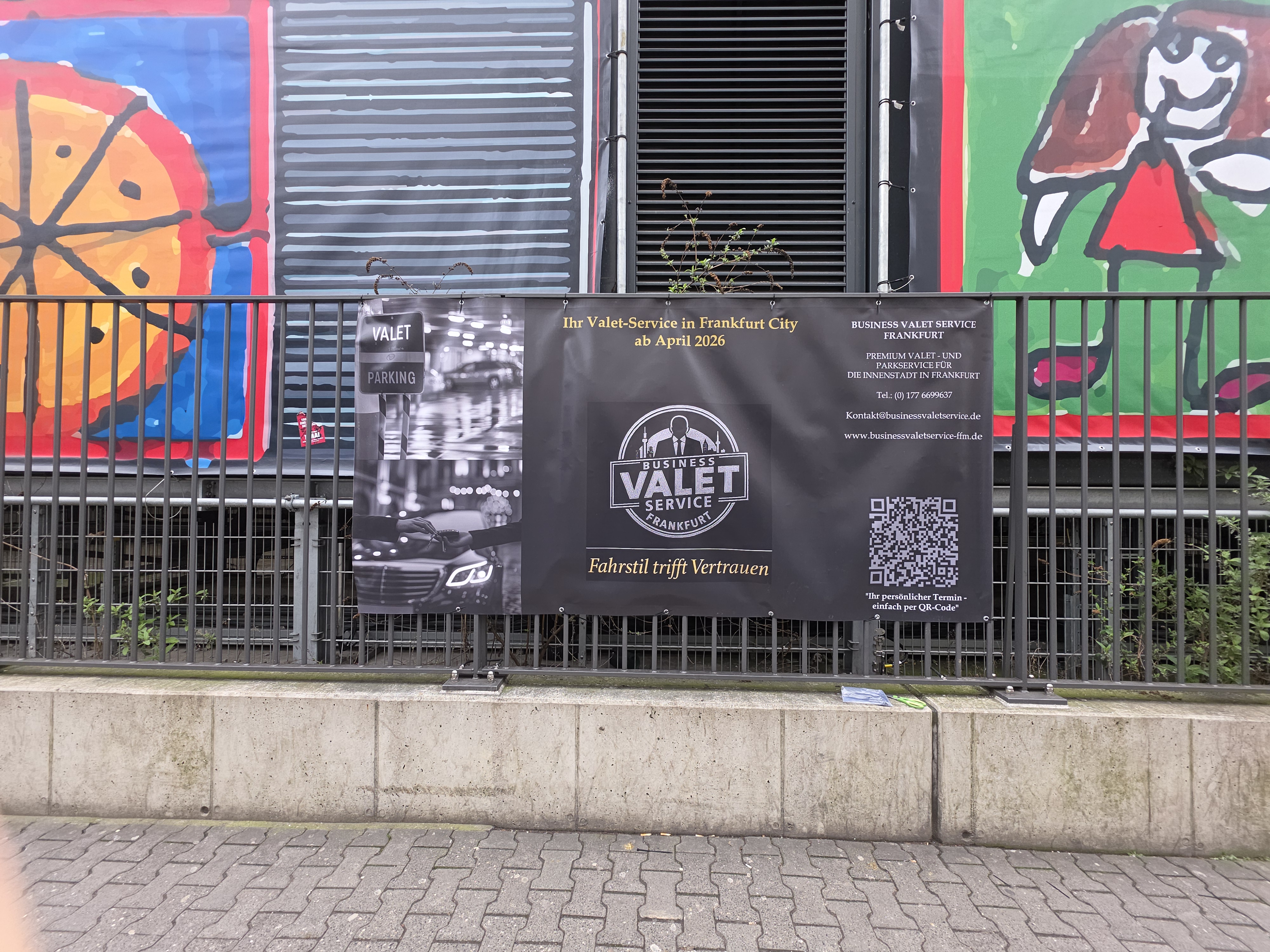 Der erste Schritt in die Frankfurter Innenstadt: Unser Banner am Hauptbahnhof steht